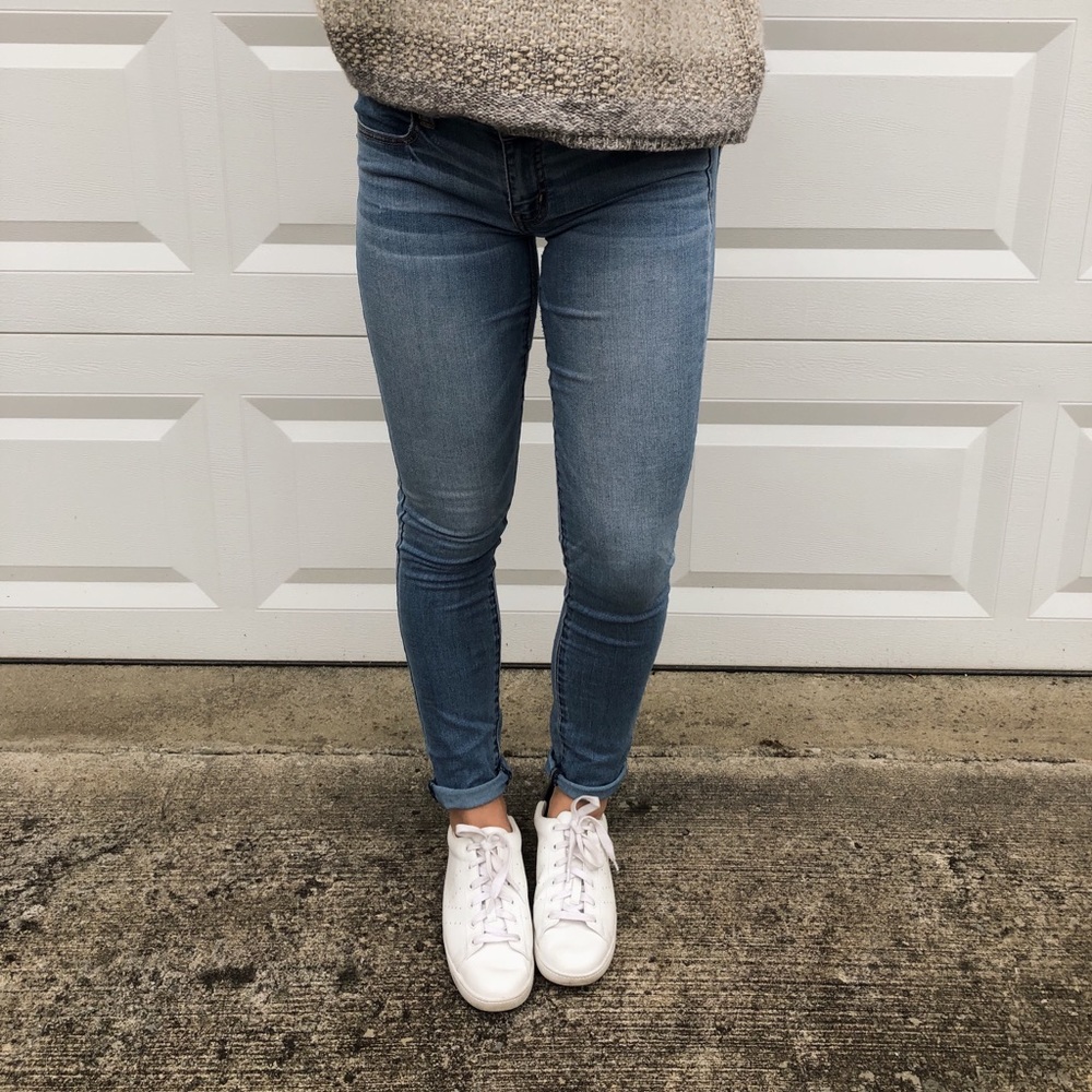 american eagle light wash jeans!!
